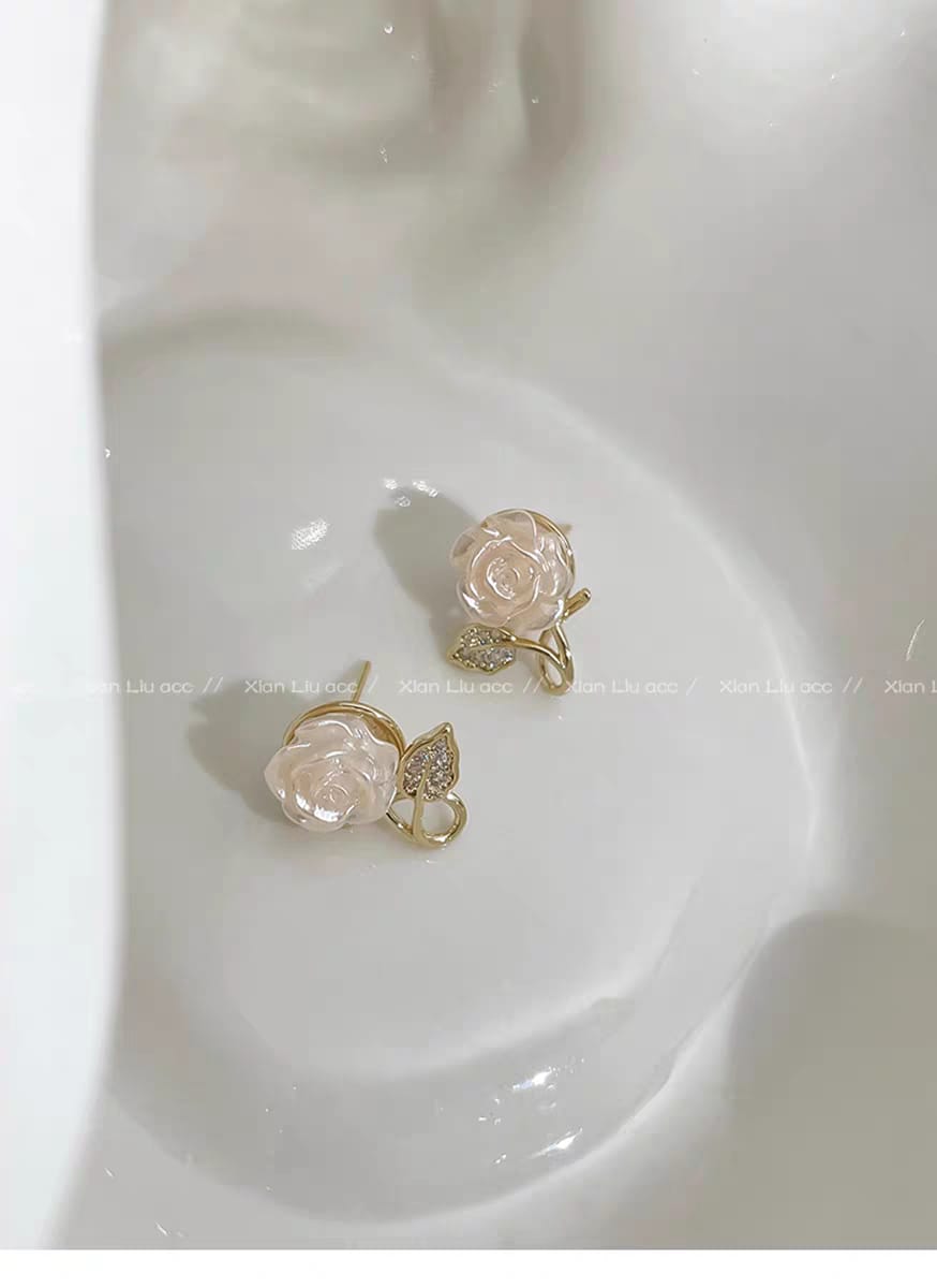 AJE-916 - White Flower - Earrings